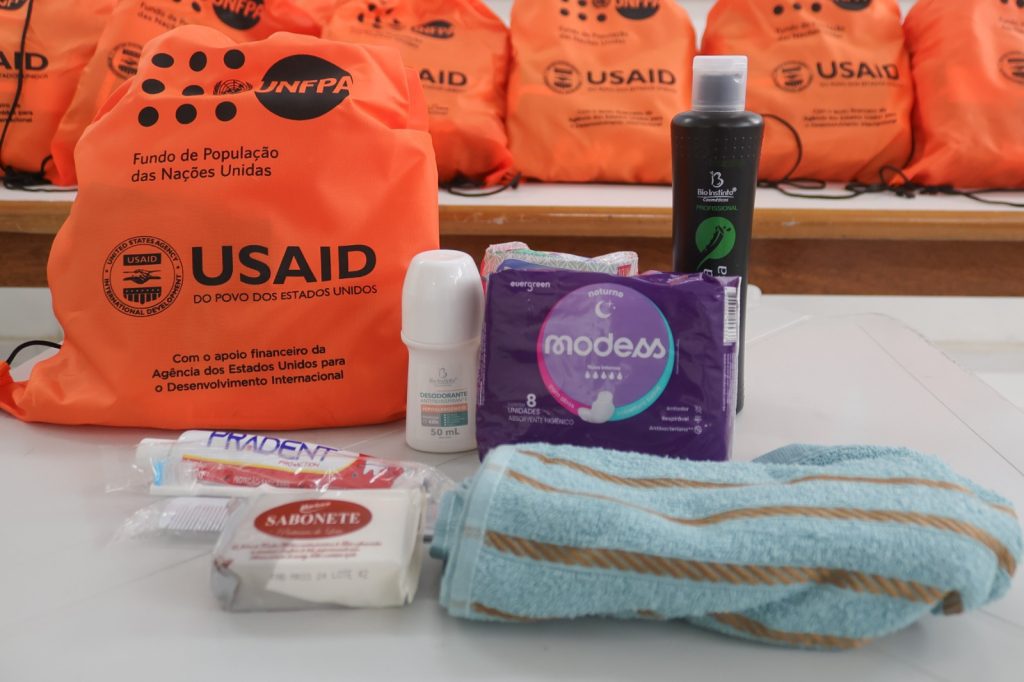 Sejusc entrega kits de higiene para associação que atende mulheres em situação de vulnerabilidade social